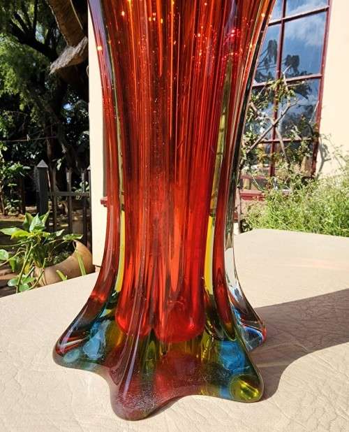 STRIKING FLOWER SHAPED RED ART GLASS VASE
