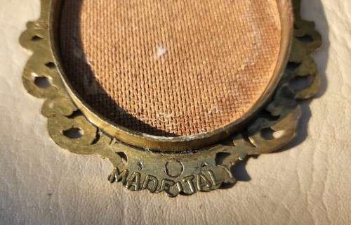 THREE (3) SMALL (13x9CM) OVAL BRASS PHOTO FRAMES MADE IN ITALY