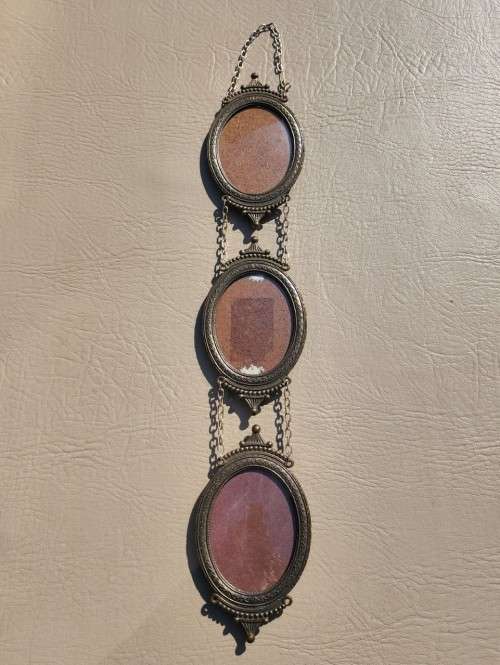 THREE (3) SMALL (14x8CM) OVAL BRASS PHOTO FRAMES CHAINED TOGETHER MADE IN ITALY VINTAGE