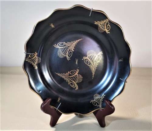 BEAUTIFUL ORA (BLACK AND GOLD) DÉCOR GOUDA HOLLAND PLATE WITH MAT GOLD DETAILING