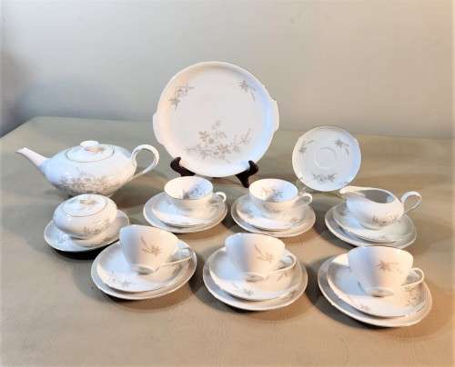 VINTAGE (1952-1965) GERMAN KPM KRISTER PORCELAIN 25 PIECE TEASET