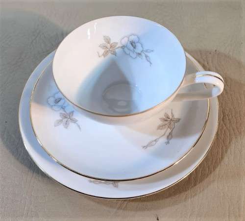 VINTAGE (1952-1965) GERMAN KPM KRISTER PORCELAIN 25 PIECE TEASET