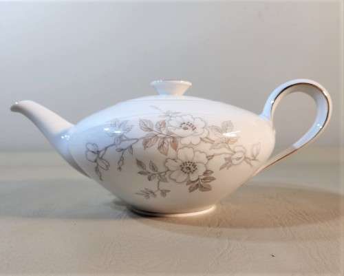 VINTAGE (1952-1965) GERMAN KPM KRISTER PORCELAIN 25 PIECE TEASET