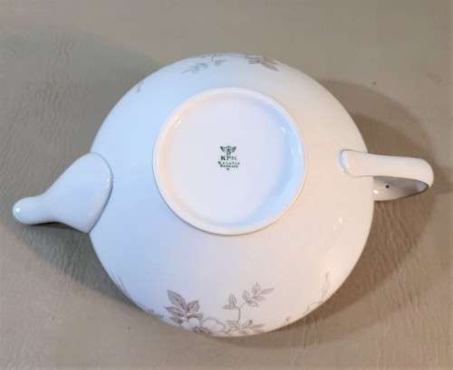 VINTAGE (1952-1965) GERMAN KPM KRISTER PORCELAIN 25 PIECE TEASET