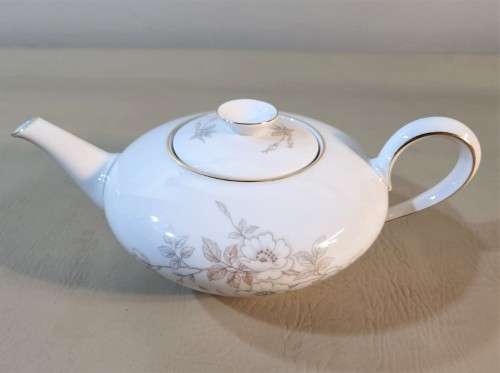 VINTAGE (1952-1965) GERMAN KPM KRISTER PORCELAIN 25 PIECE TEASET