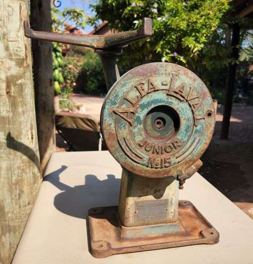 A VINTAGE 1940S FARM ALFA LAVAL SWEDEN JUNIOT NO 15 MILK SEPARATOR