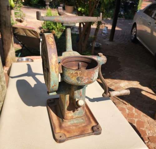 A VINTAGE 1940S FARM ALFA LAVAL SWEDEN JUNIOT NO 15 MILK SEPARATOR