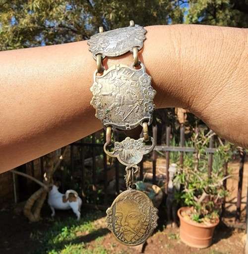 VINTAGE 1950S DON QUIXOTE MEDIEVAL KNIGHT AND GLADIATOR EMBOSSED BRASS CUFF BRACELET