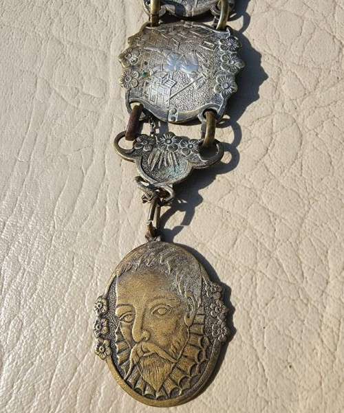 VINTAGE 1950S DON QUIXOTE MEDIEVAL KNIGHT AND GLADIATOR EMBOSSED BRASS CUFF BRACELET