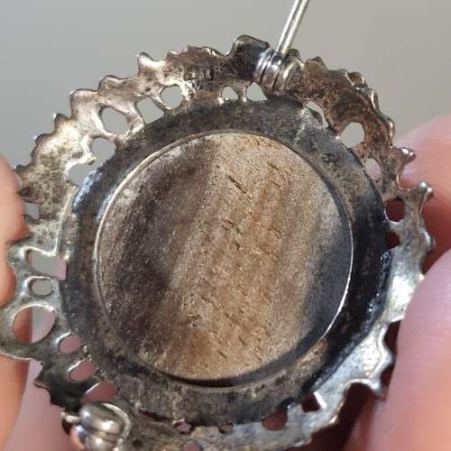 VINTAGE STRIPED BROWN TIGERS EYE BROOCH WITH POSSIBLE STERLING SILVER FRAME