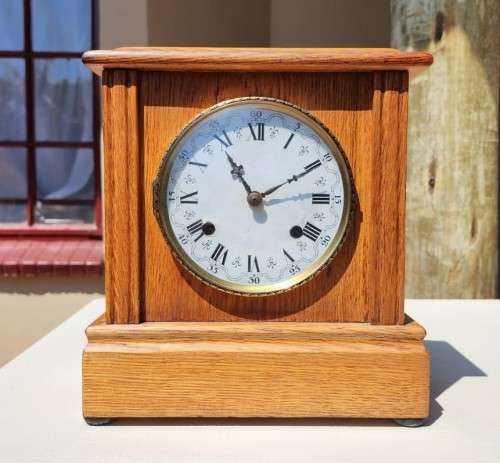 AMERICAN SESSIONS ANTIQUE TIME AND STRIKE MISSION STYLE MANTEL CLOCK WITH KEY WORKING