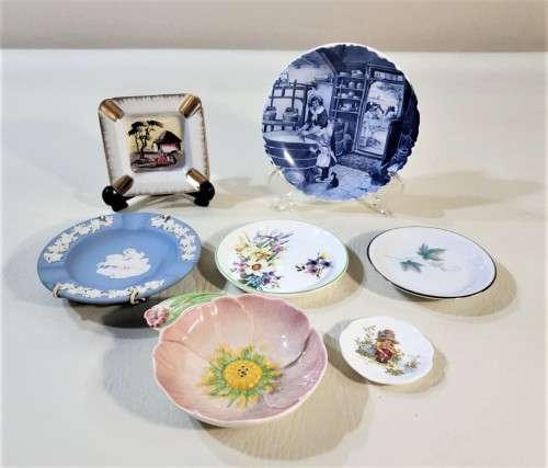 SEVEN CERAMICS PLATES AND ASHTRAYS - DELFT BLUE - CARLTONWARE - WEDGWOOD - VAN HUNKS - RC JAPAN