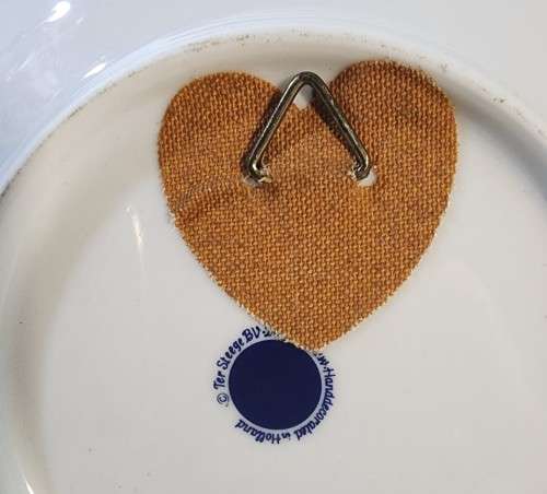 SEVEN CERAMICS PLATES AND ASHTRAYS - DELFT BLUE - CARLTONWARE - WEDGWOOD - VAN HUNKS - RC JAPAN