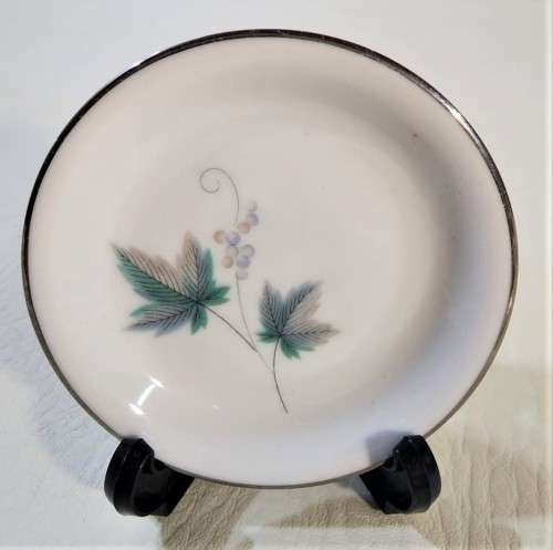 SEVEN CERAMICS PLATES AND ASHTRAYS - DELFT BLUE - CARLTONWARE - WEDGWOOD - VAN HUNKS - RC JAPAN