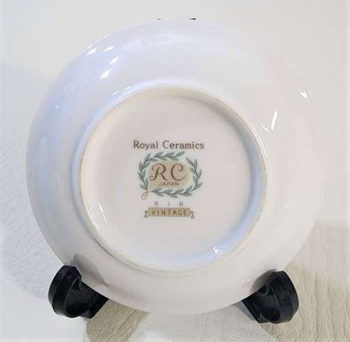 SEVEN CERAMICS PLATES AND ASHTRAYS - DELFT BLUE - CARLTONWARE - WEDGWOOD - VAN HUNKS - RC JAPAN