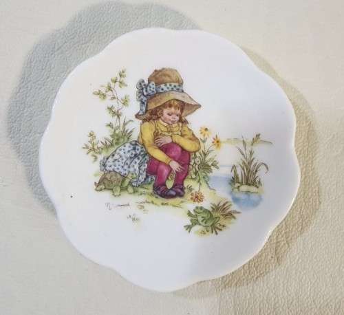 SEVEN CERAMICS PLATES AND ASHTRAYS - DELFT BLUE - CARLTONWARE - WEDGWOOD - VAN HUNKS - RC JAPAN