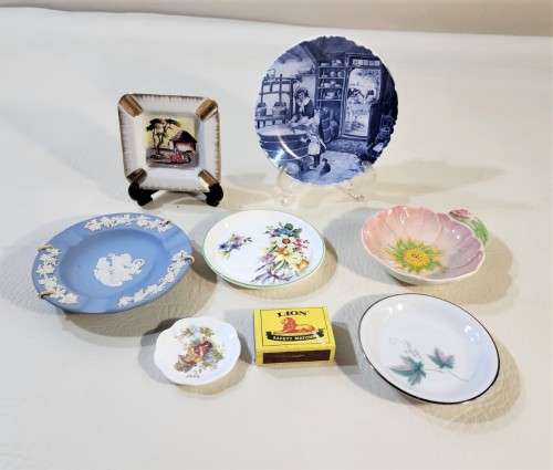 SEVEN CERAMICS PLATES AND ASHTRAYS - DELFT BLUE - CARLTONWARE - WEDGWOOD - VAN HUNKS - RC JAPAN