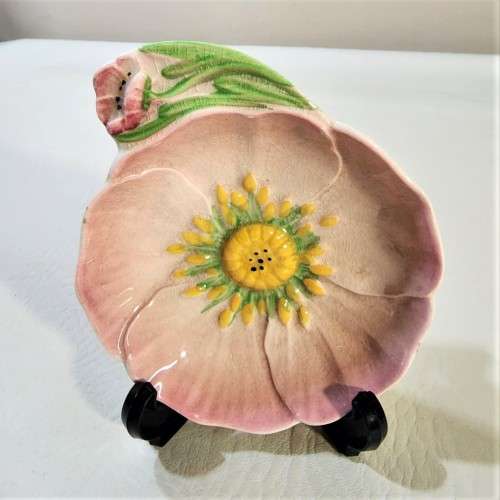 SEVEN CERAMICS PLATES AND ASHTRAYS - DELFT BLUE - CARLTONWARE - WEDGWOOD - VAN HUNKS - RC JAPAN