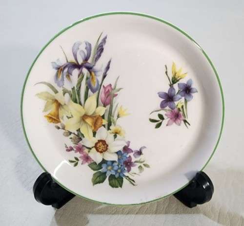 SEVEN CERAMICS PLATES AND ASHTRAYS - DELFT BLUE - CARLTONWARE - WEDGWOOD - VAN HUNKS - RC JAPAN