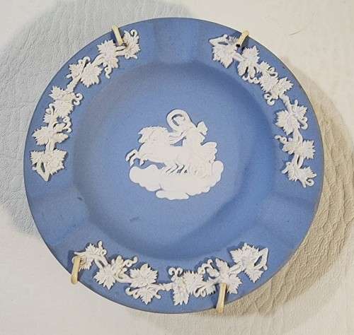SEVEN CERAMICS PLATES AND ASHTRAYS - DELFT BLUE - CARLTONWARE - WEDGWOOD - VAN HUNKS - RC JAPAN