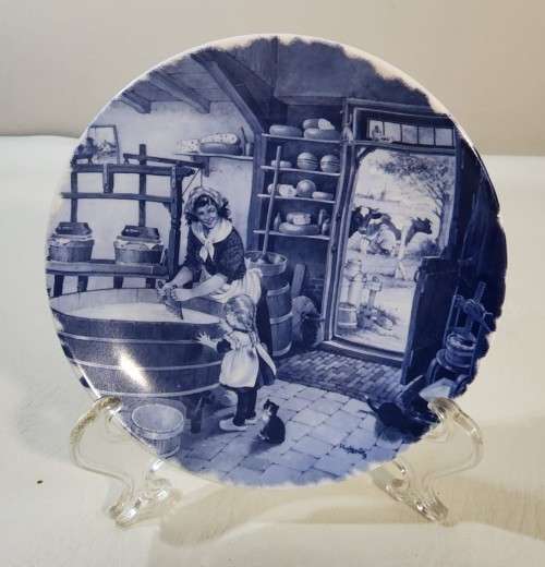 SEVEN CERAMICS PLATES AND ASHTRAYS - DELFT BLUE - CARLTONWARE - WEDGWOOD - VAN HUNKS - RC JAPAN