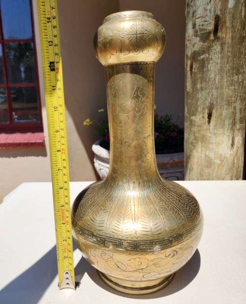 LARGE 38CM HIGH AND HEAVY 2,8KG (BASE METAL VALUE R300!) BRASS DRAGON ENGRAVED VASE WITH BASE MARK