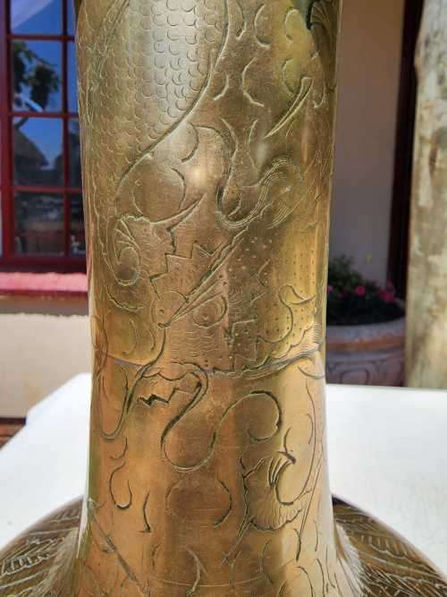 LARGE 38CM HIGH AND HEAVY 2,8KG (BASE METAL VALUE R300!) BRASS DRAGON ENGRAVED VASE WITH BASE MARK