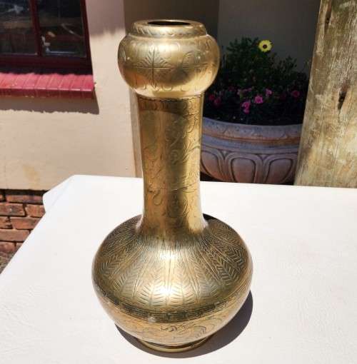 LARGE 38CM HIGH AND HEAVY 2,8KG (BASE METAL VALUE R300!) BRASS DRAGON ENGRAVED VASE WITH BASE MARK