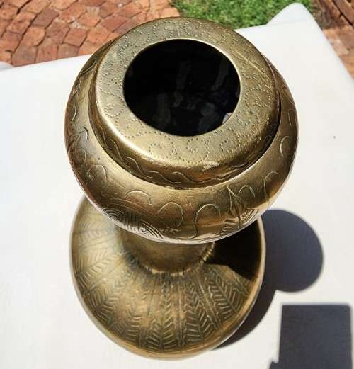 LARGE 38CM HIGH AND HEAVY 2,8KG (BASE METAL VALUE R300!) BRASS DRAGON ENGRAVED VASE WITH BASE MARK