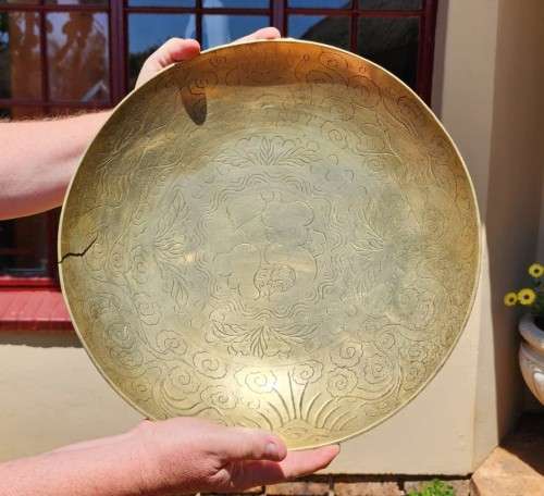 BRASS ENGRAVED BOWL VERY LARGE 40CM DIAMETER AND HEAVY 2,5KG (BASE METAL VALUE R250!)