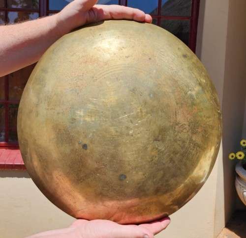 BRASS ENGRAVED BOWL VERY LARGE 40CM DIAMETER AND HEAVY 2,5KG (BASE METAL VALUE R250!)