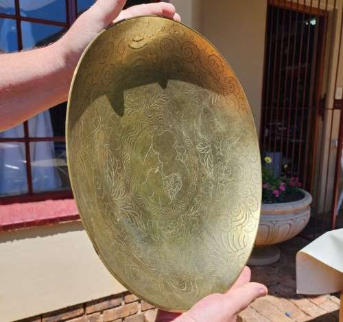 BRASS ENGRAVED BOWL VERY LARGE 40CM DIAMETER AND HEAVY 2,5KG (BASE METAL VALUE R250!)