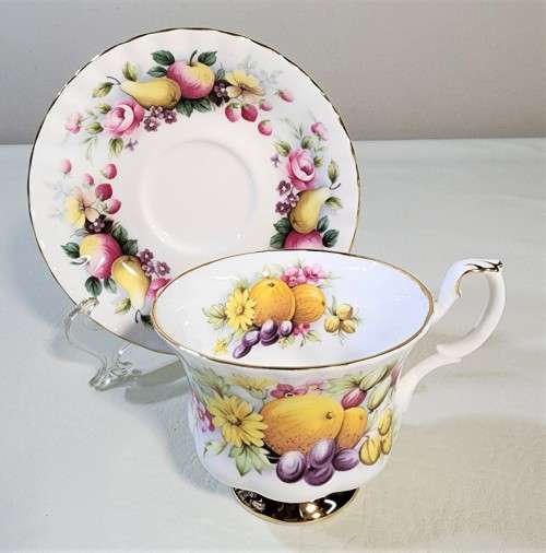 ROYAL ALBERT VINTAGE 1980-1982 COUNTRY FAYRE SERIES DORSET CUP AND SURREY SAUCER MISMATCHED DUO