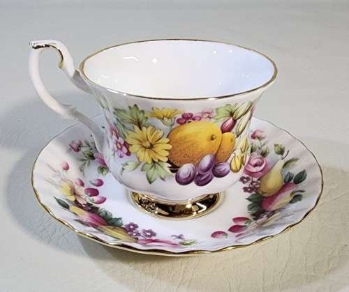 ROYAL ALBERT VINTAGE 1980-1982 COUNTRY FAYRE SERIES DORSET CUP AND SURREY SAUCER MISMATCHED DUO