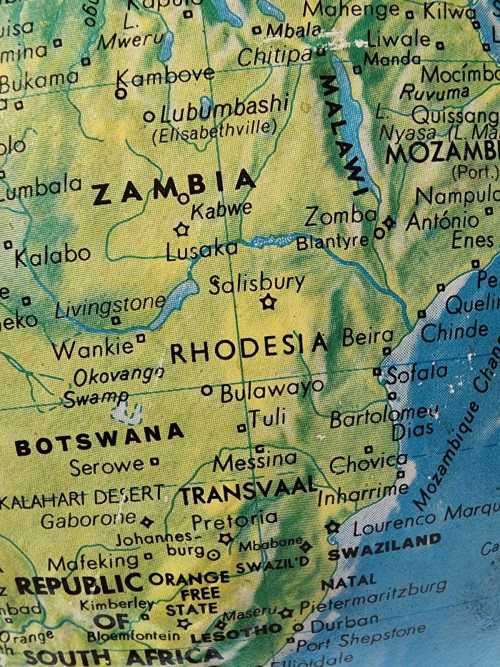 GEORGE PHILIP & SON GLOBE FROM 1972  STILL SHOWING USSR AND RHODESIA - LARGE 30CM DIAMETER