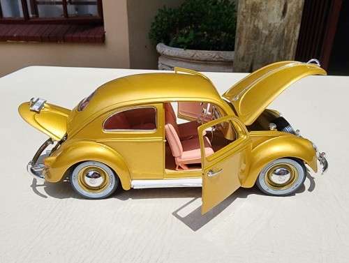 A 1955 VOLKSWAGEN 1 000 000TH BEETLE SCALE 1:18 BY BBURAGO ITALY GOLDEN COLLECTION WITH OVAL WINDOW