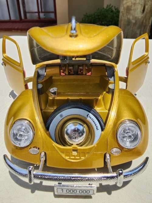 A 1955 VOLKSWAGEN 1 000 000TH BEETLE SCALE 1:18 BY BBURAGO ITALY GOLDEN COLLECTION WITH OVAL WINDOW
