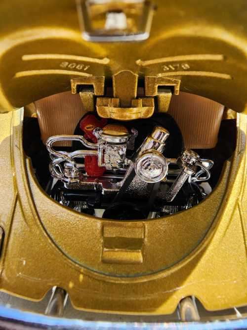 A 1955 VOLKSWAGEN 1 000 000TH BEETLE SCALE 1:18 BY BBURAGO ITALY GOLDEN COLLECTION WITH OVAL WINDOW