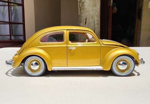 A 1955 VOLKSWAGEN 1 000 000TH BEETLE SCALE 1:18 BY BBURAGO ITALY GOLDEN COLLECTION WITH OVAL WINDOW