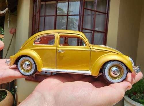 A 1955 VOLKSWAGEN 1 000 000TH BEETLE SCALE 1:18 BY BBURAGO ITALY GOLDEN COLLECTION WITH OVAL WINDOW