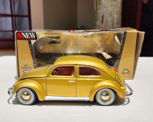 A 1955 VOLKSWAGEN 1 000 000TH BEETLE SCALE 1:18 BY BBURAGO ITALY GOLDEN COLLECTION WITH OVAL WINDOW