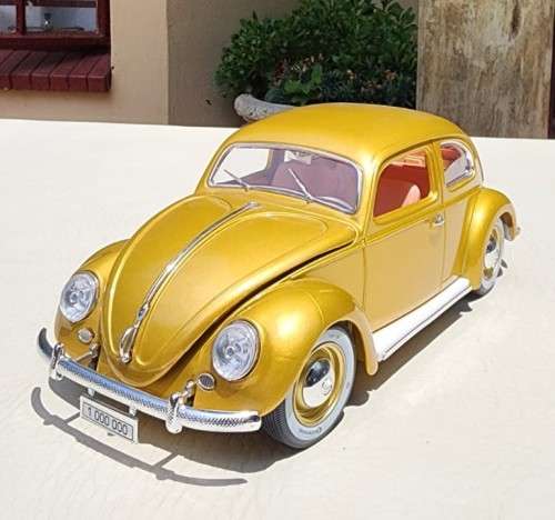A 1955 VOLKSWAGEN 1 000 000TH BEETLE SCALE 1:18 BY BBURAGO ITALY GOLDEN COLLECTION WITH OVAL WINDOW