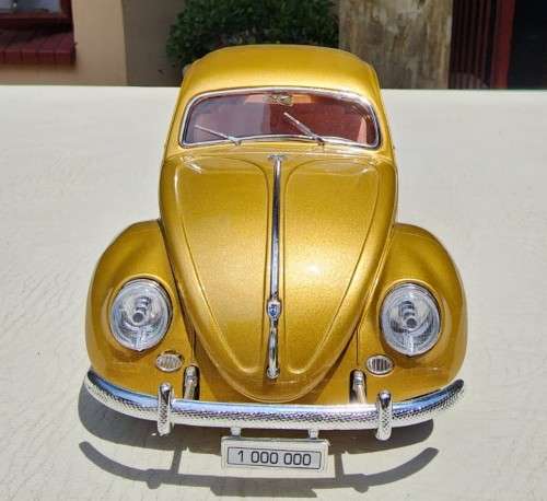 A 1955 VOLKSWAGEN 1 000 000TH BEETLE SCALE 1:18 BY BBURAGO ITALY GOLDEN COLLECTION WITH OVAL WINDOW