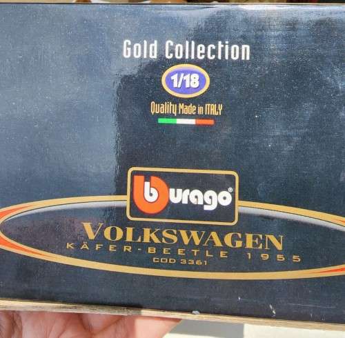 A 1955 VOLKSWAGEN 1 000 000TH BEETLE SCALE 1:18 BY BBURAGO ITALY GOLDEN COLLECTION WITH OVAL WINDOW