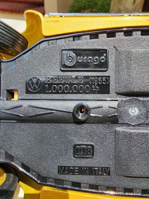 A 1955 VOLKSWAGEN 1 000 000TH BEETLE SCALE 1:18 BY BBURAGO ITALY GOLDEN COLLECTION WITH OVAL WINDOW