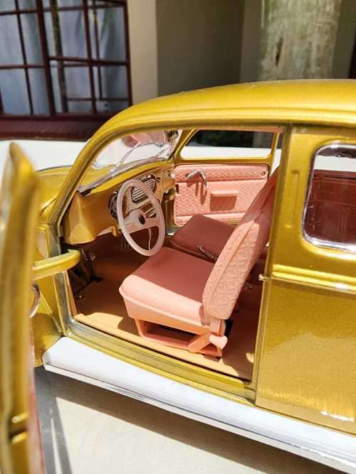 A 1955 VOLKSWAGEN 1 000 000TH BEETLE SCALE 1:18 BY BBURAGO ITALY GOLDEN COLLECTION WITH OVAL WINDOW
