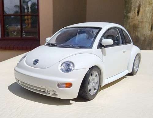 A 1999 HATCHBACK VOLKSWAGEN NEW BEETLE 2.0 SCALE 1:18 BY GATE HONG KONG