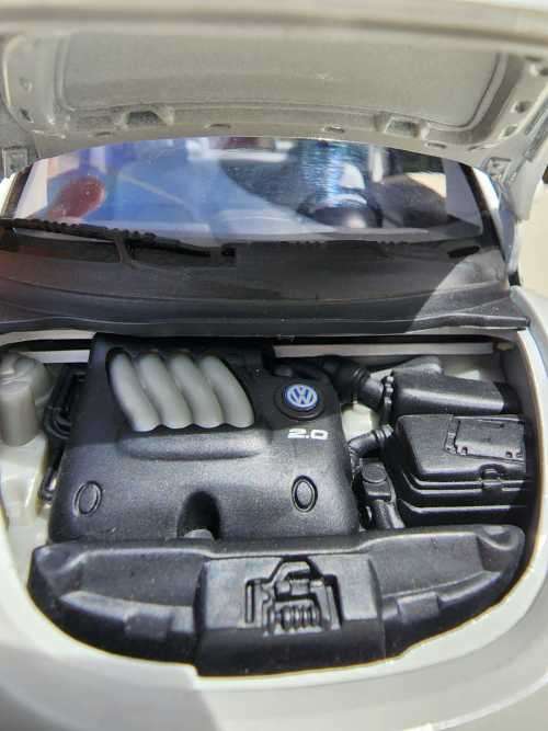 A 1999 HATCHBACK VOLKSWAGEN NEW BEETLE 2.0 SCALE 1:18 BY GATE HONG KONG