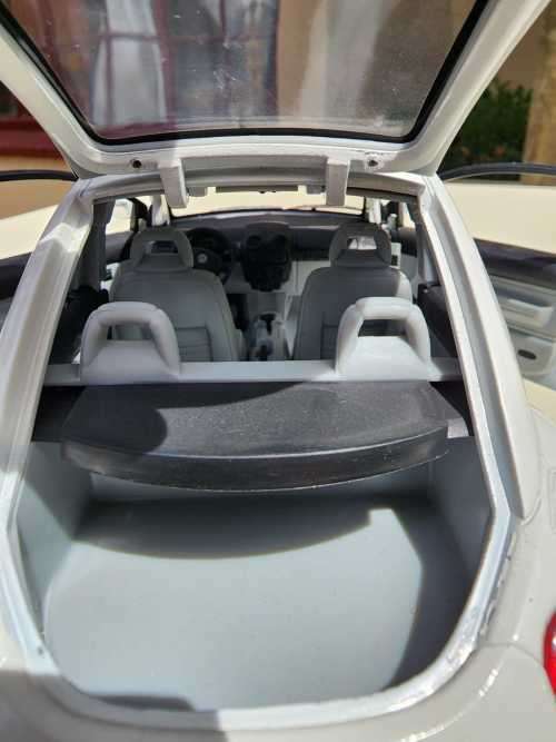A 1999 HATCHBACK VOLKSWAGEN NEW BEETLE 2.0 SCALE 1:18 BY GATE HONG KONG