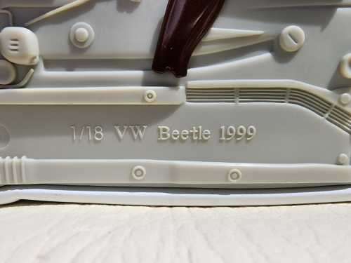 A 1999 HATCHBACK VOLKSWAGEN NEW BEETLE 2.0 SCALE 1:18 BY GATE HONG KONG